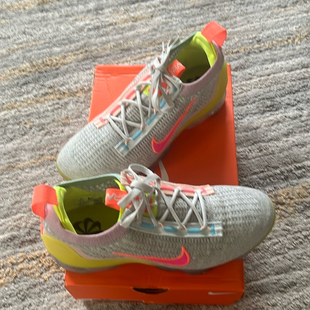 Womens Air Vapormax 2021 FK photon dust/hyper pink womens size 8